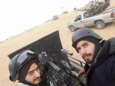 Hugenot111 - Zuchy bronią bazy. 
https://mobile.twitter.com/MmaGreen
#syria #bitwaopa...