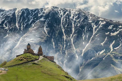 Alea1 - Klasztor Cminda Sameba w Gruzji
autor: Iman Gozal  #podróże #earthporn #góry...
