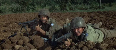 keicaam - W filmie "Złoto dla zuchwałych" amerykańscy żołnierze zamiast z BARów strze...