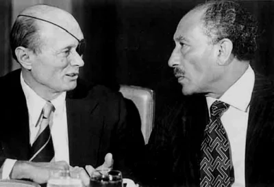 g.....3 - Przywódca Egiptu Anwar as-Sadat (po prawej) założył krawat ze swastyką na s...