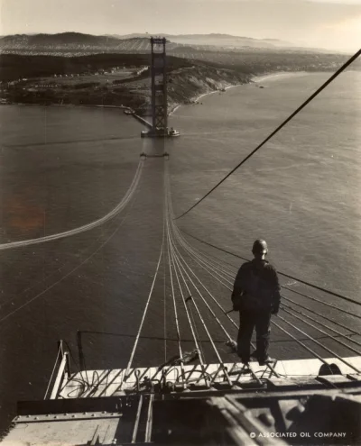 enforcer - Pracownik budowlany na niedokończonym moście Golden Gate, 1935 rok.
#foto...