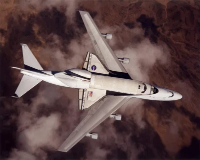 d.....4 - Columbia w drodze do Kennedy Space Center, transportowana przez 747 SCA. 

...