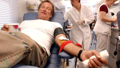 ColdMary6100 - Aktor Robin Williams oddaje krew w the Irwin Memorial Blood Center w S...