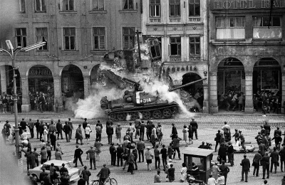 angelo_sodano - Czołg T-62 burzy arkady kamienicy w Libercu, "Praska Wiosna", sierpie...