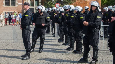 Zdechlak - Policja broniąca uczestników Marszu Równości przed członkami Antymarszu. 
...