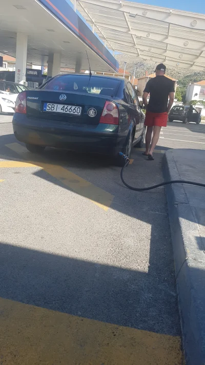 que_e - Oczekuję na stacji benzynowej na znajomego w #trogir i podjechał typowy Polsk...