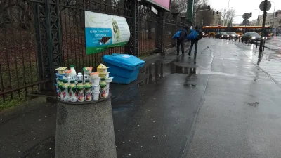 g.....i - Jacyś dwaj bezdomni panowie zostawili przy śmietniku na przystanku sporo na...