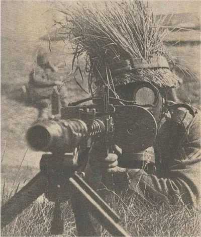 brusilow12 - Niemiecki żołnierz w kamuflażu i masce przeciwgazowej celujący z karabin...