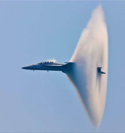 ulan_mazowiecki - F-18 Hornet przełamujący barierę dźwięku. Ładmie widać efekt skonde...
