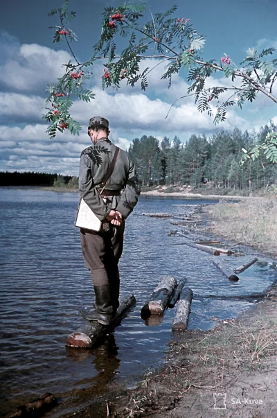 myrmekochoria - Żołnierz nad rzeką w 1942 roku. Nie ma za bardzo opisu tych fotografi...
