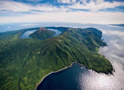 Castellano - Onekotan, Kuryle, Rosja - niezamieszkana wyspa wulkaniczna na Morzu Ocho...