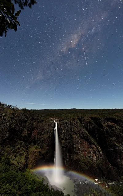 s.....w - Meteor i księżycowa tęcza nad Wodospadami Wallaman w Australii.

Źródło: Th...