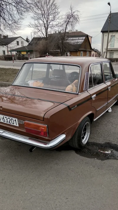 M.....n - #motoryzacja #fiat #fiat125p #samochody
Nawet piesek z kiwającą głową jest,...