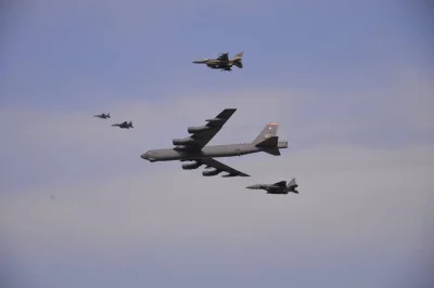 d.....4 - Zdjęcie B-52 nad Osan w Południowej Korei. Samolot odbył lot z Guamy w towa...