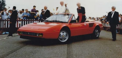 myrmekochoria - Jan Paweł II w kabriolecie Ferrari Mondial podczas wizyty w fabryce F...