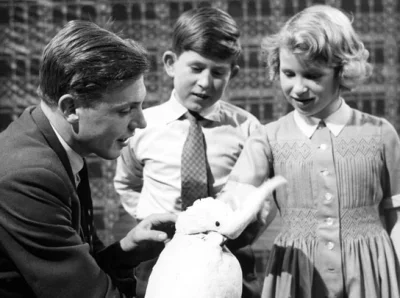 w.....s - Londyn 1958r. - studio BBC. 
David Attenborough gości księcia Karola i ksi...