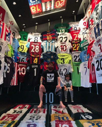 parachutes - Messi pochwalił się kolekcją koszulek, które zgromadził przez całą karie...