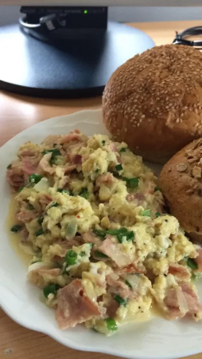 limpak - No a na śniadanie prawilna jajecznica (｡◕‿‿◕｡)
#jedzenie #jedzzwykopem