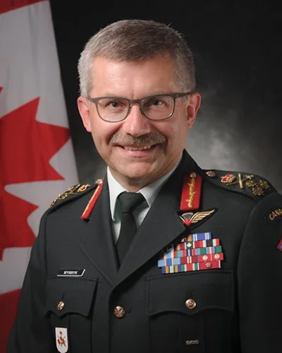 szurszur - Głównodowodzącym kanadyjskiej armii został Paul Wynnyk.
Inaczej Павло Вин...