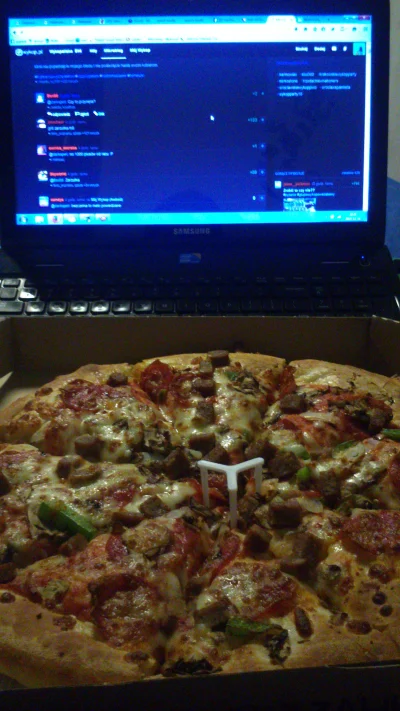 h.....s - Nie ma to jak duża pizza supreme na grubym o 23 XD
#zryjzwykopem #nigyniem...