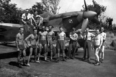 brusilow12 - Grupa lotników 318 dywizjonu przed Hurricanem, lotnisko Detling, 1943 ro...
