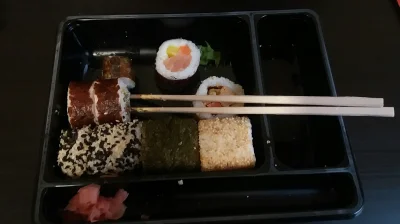 Heart - Kupiłem sobie walentynkowy zestaw sushi.
W środku był tylko jeden komplet pa...