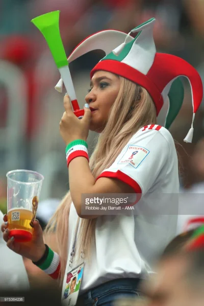 pawelososo - Iranka dopinguje na stadionie (w Iranie tylko mężczyźni mogą zasiadać na...