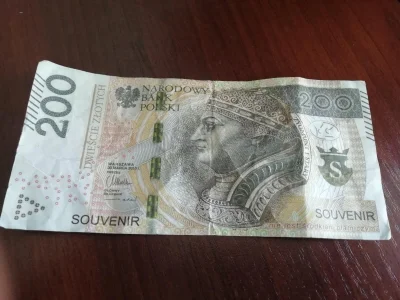 sekurak - Skierniewice: Zapłacił „banknotem prezentowym”, ekspedienta się nie zorient...