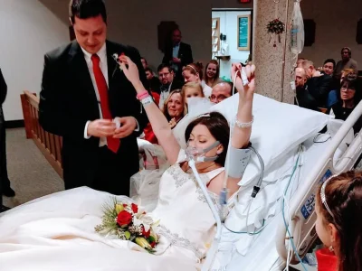 A.....h - Kobieta poślubia miłość swojego życia w przyszpitalnej kaplicy w Conneticut...