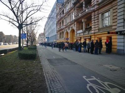 phaxi - kolejka po ponczki dzisiaj we wroclawiu obok pwr XD

ludzie #!$%@? dostajom...