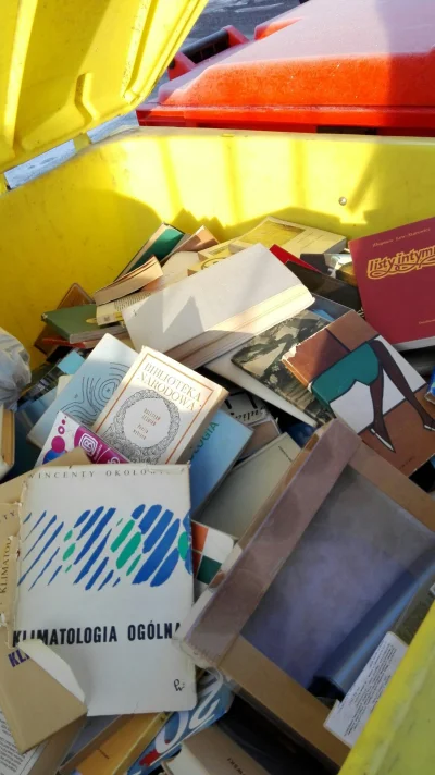 superduck - U Was też ludzie wyrzucają książki?

#warszawa #kultura #literatura