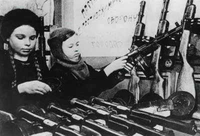 myrmekochoria - Dziewczynki składają broń w rosyjskiej/radzieckiej fabryce, 1943. Wyr...
