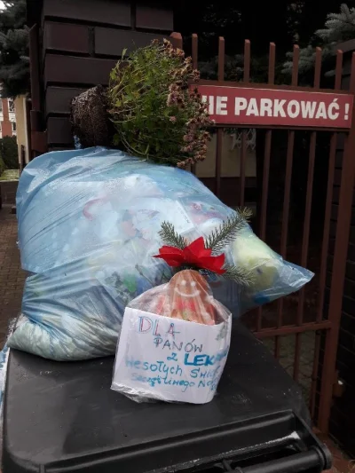 miickey - Niedawno ktoś pisał o zwyczaju podarunków dla panów śmieciarzy. Postanowili...