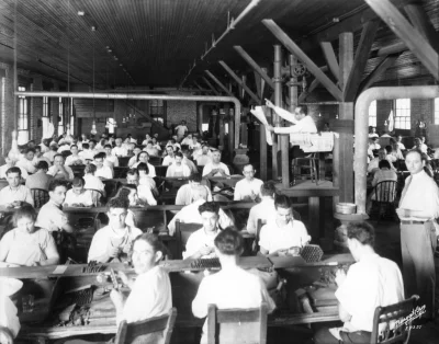stahs - Lektor czytający gazetę robotnikom w fabryce cygar na Florydzie. Ok. 100 lat ...