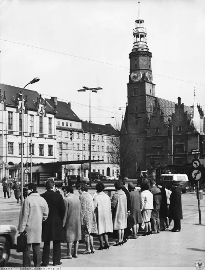 wuadek - @zabbii: Wrocław 1965, zaparkować gdzie było, stacja benzynowa pod nosem, na...