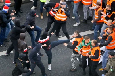 Peterov - Obiektywnie po zdjęciu przykładowo tym nie wiadomo kto atakował Straż Marsz...