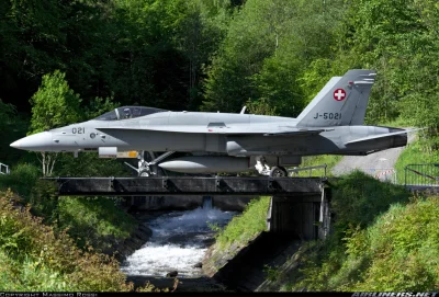 B....._ - Ciekawostka: Zdjęcie zrobione w szwajcarskiej bazie lotniczej Meiringen (LS...