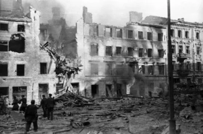 Kerkyon - Zniszczone kamienice przy Podwalu, ujęcie od ul. Kilińskiego, po wybuchu ni...