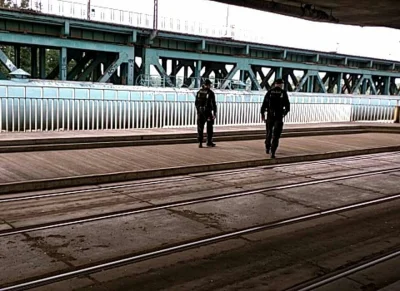 siema_andrzej - #policja w #warszawa na moście gdańskim przeszli przez tory, nie prow...