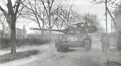 mokry - "M18 „Hellcat” z 824 Batalionu Niszczycieli Czołgów wspiera piechotę, 1 kwiet...