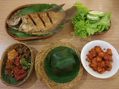 kotbehemoth - Indonezyjskie danie z 6 różnymi odmianami sosu sambal, Yogyakarta, cena...