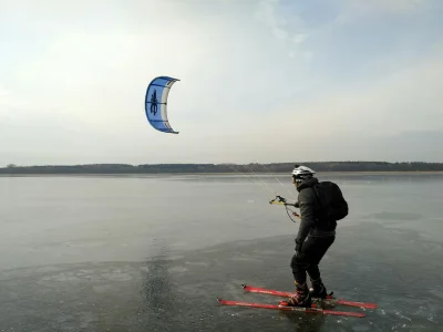 Bob_ - #narty #kitesurfing

Mimo braku śniegu i górek udało się pojeździć na nartach ...