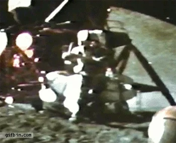 f.....s - Komandor David Scott podczas misji Apollo 15, na powierzchni księżyca porów...