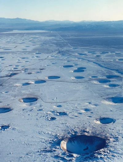 d.....4 - Kratery na poligonie Nevada Test Site po 20 latach prób atomowych. Przez ws...