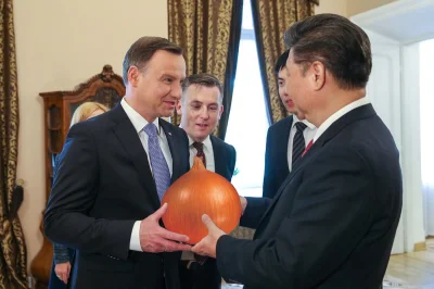 Levusek - Prezydent #cenzoduda wręcza Xi Jinpingowi polskie dobro narodowe (⌐ ͡■ ͜ʖ ͡...