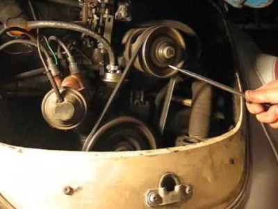 Rakers - Tak się kiedyś w VW wymieniało pasek.
#motoryzacja #samochody #ciekawostki