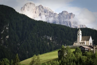 Nornik - W Alpach i Dolomitach jest wiele pięknych miejsc, np. Colle Santa Lucia.. Do...