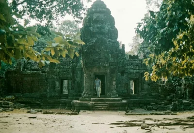 Uogolnienie - Kambodżańskie świątynie, skan z ręcznie wołanego negatywu (canon 300 v ...