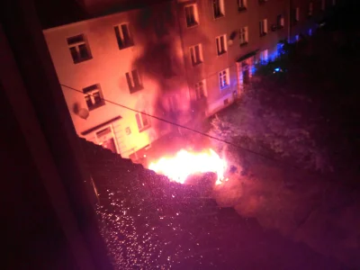 korkoczong - #gdansk o kurde dwie fury płoną pod blokiem, znowu podpalacz?