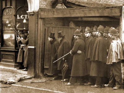 myrmekochoria - Uzbrojeni policjanci i Winston Churchill podczas oblężenia ulicy Sidn...